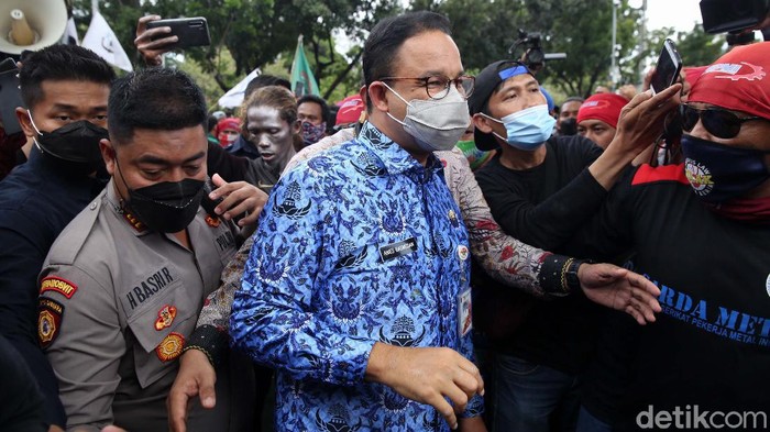 Gubernur DKI Jakarta Anies Baswedan menemui massa buruh di depan gedung Balai Kota DKI Jakarta. Anies menyampaikan keberatan atas UMP yang diterapkan Kemenaker.