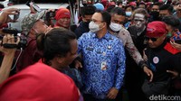 Presiden Konfederasi Serikat Pekerja Indonesia (KSPI) Said Iqbal menjelaskan bahwa Anies telah berjanji merevisi UMP dengan nilai yang lebih tinggi dari yang telah ditetapkan sebelumnya.