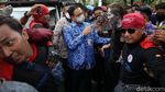 Naikkan UMP DKI Rp 225 Ribu, Intip Momen Anies Lesehan Bareng Buruh