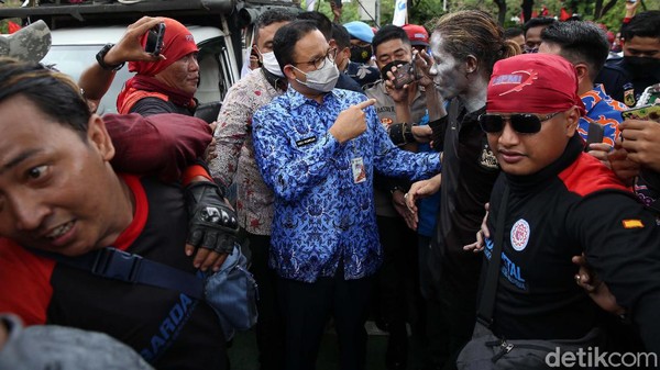 Momen Anies Temui Massa Buruh di Depan Balai Kota DKI