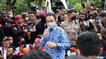 Naikkan UMP DKI Rp 225 Ribu, Intip Momen Anies Lesehan Bareng Buruh