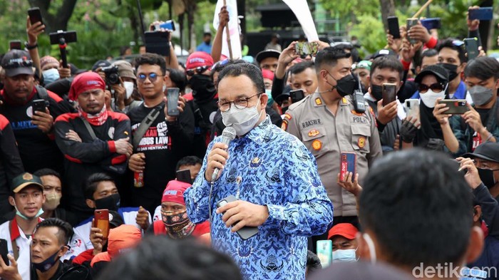 Gubernur DKI Jakarta Anies Baswedan menemui massa buruh di depan gedung Balai Kota DKI Jakarta. Anies menyampaikan keberatan atas UMP yang diterapkan Kemenaker.