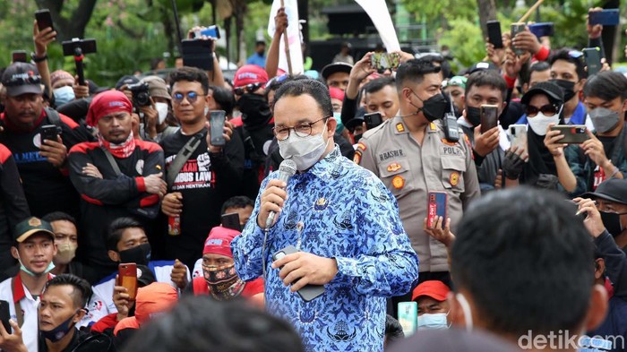 Momen Anies Temui Massa Buruh di Depan Balai Kota Gubernur DKI Jakarta Anies Baswedan menemui massa buruh di depan gedung Balai Kota DKI Jakarta. Anies menyampaikan keberatan atas UMP yang diterapkan Kemenaker.
