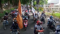 Mereka rata-rata menggunakan kendaraan roda dua.