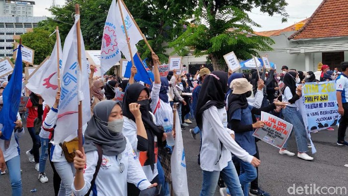 Ribuan buruh gelar aksi di Gedung Negara Grahadi Surabaya. Di tengah perjalanan, mereka memblokade kawasan Darmo, tepatnya di sebelah Kebun Binatang Surabaya (KBS).