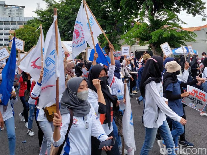 Ribuan buruh gelar aksi di Gedung Negara Grahadi Surabaya. Di tengah perjalanan, mereka memblokade kawasan Darmo, tepatnya di sebelah Kebun Binatang Surabaya (KBS).