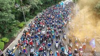 Ribuan buruh beraksi di Gedung Negara Grahadi Surabaya, Senin (29/11/2021). Di tengah perjalanan, mereka memblokade kawasan Darmo, tepatnya di sebelah Kebun Binatang Surabaya (KBS). Esti Widiyana/detikcom  