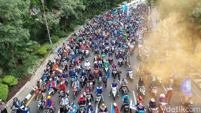 Ribuan buruh gelar aksi di Gedung Negara Grahadi Surabaya. Di tengah perjalanan, mereka memblokade kawasan Darmo, tepatnya di sebelah Kebun Binatang Surabaya (KBS).