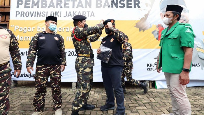 Momen Erick Thohir Dilantik Jadi Anggota Kehormatan Banser Menteri Badan Usaha Milik Negara (BUMN) Erick Thohir secara resmi menjadi anggota kehormatan Barisan Ansor Serbaguna (Banser). Begini momen pelantikannya.