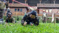 Erick Thohir tampak merayap di tanah.
