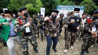 Menteri Badan Usaha Milik Negara (BUMN) Erick Thohir secara resmi menjadi anggota kehormatan Barisan Ansor Serbaguna (Banser).