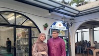 Jajan makanan kekinian, Ameer dan Nadzira mencoba croffle. Mereka tak lupa berpose di depan kafe yang menawarkan sajian croffle favorit banyak milenial. Foto: Instagram @ameer_azzikra