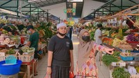 Ameer yang dikenal sebagai sosok yang dekat dengan keluarga ini beberapa kali menemani istrinya belanja ke pasar. Keduanya kompak menenteng belanjaan. Foto: Instagram @ameer_azzikra