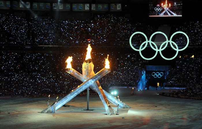Api Olimpiade 2010 di hadapan lebih dari 60.000 penonton di Vancouver, Kanada. Olimpiade merupakan salah satu peninggalan Yunani kuno.