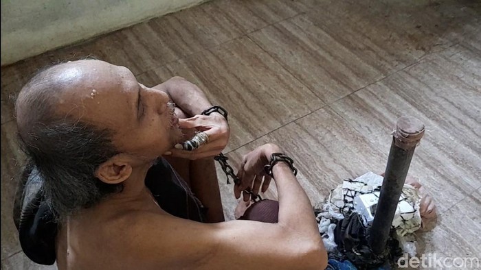 Orang dengan gangguan jiwa (ODGJ) di Brebes, Ahmad Rifai (52), sudah 15 tahun hidup dirantai, Senin (29/11/2021).