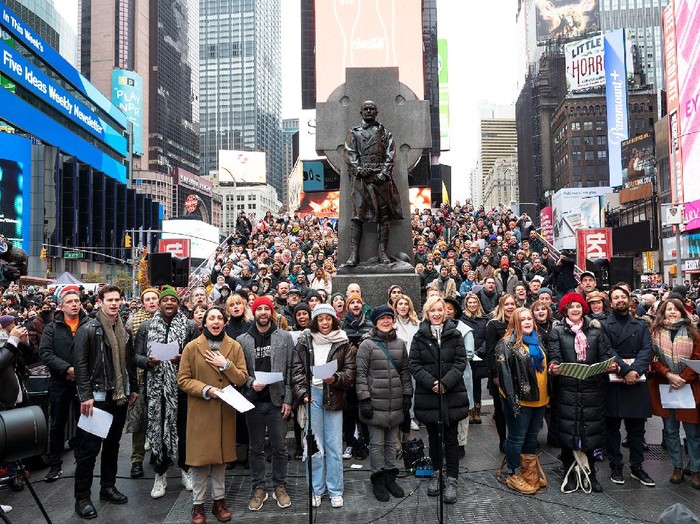 Para Seniman Berkumpul di Times Square Mengenang Kepergian Stephen Sondheim