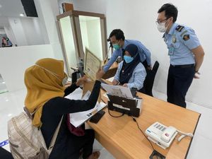 Antrean Bikin Offline Paspor Mulai Subuh, Berat tapi Agak Membantu