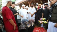 Suasana pemakaman Ameer Azzikra. Foto: Palevi/detikcom