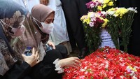 Nadzira Shafa mengantarkan suaminya ke peristirahatan terakhir. Foto: Palevi/detikcom