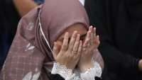 Tangis Nadzira Shafa pecah di depan makam Ameer Azzikra. Foto: Palevi/detikcom