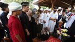 Nikah 5 Bulan Lalu, Tangis Istri Pecah di Depan Makam Ameer Azzikra