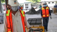 Selain telling, dibutuhkan juga semen dalam proses pembuatan konblok tersebut. Tailing juga dapat dimanfaatkan sebagai bahan perkerasan jalan seperti lapis pondasi tailing maupun campuran panas tailing aspal (HMTA).