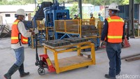 Sastro Siburian selaku Superintendent Tailings Utilization mengatakan Freeport juga memproduksi batako, paving block, ready mix hingga aspal filter. Beberapa ruas jalan di Timika diklaim menggunakan bahan tersebut, termasuk kantor bupati.