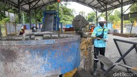 Selain konblok, talling bisa juga dijadikan batako. Namun karena kendala rusaknya alat, untuk sementara waktu tempat ini tidak memproduksi batako.