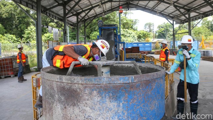 Sejumlah pekerja melakukan pencetakan tailing menjadi konblok di kawasan PT Freeport Indonesia, Timika, Kabupaten Mimika, Papua. Tailing yang dihasilkan dari penambangan PT Freeport Indonesia tersebut dijadikan konblok untuk berbagai kebutuhan perusahaan maupun kebutuhan masyarakat sekitar.