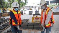 Sekarang trennya green mining bagaimana semangat KLHK bisa terwujud di Indonesia. Tambang itu terkenal merusak lingungan image itu kita mau ubah, tambang juga bisa memperhatikan lingkungan dan menggunakan sisa produknya yang menujang kehidupan masyarakat di sekitanya,” jelasnya.