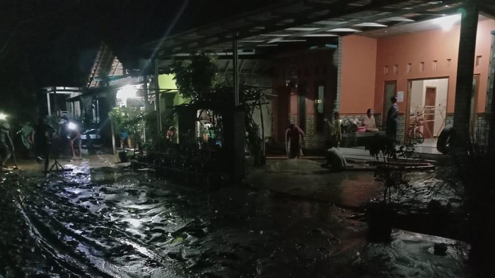 Penampakan banjir bandang di permukiman warga Wonosoco, Kudus, Senin (29/11/2021)