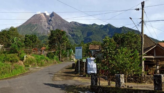 Cuaca di kawasan puncak Gunung Merapi di Klaten, Jawa Tengah, cerah pagi ini. Puncak gunung pun terlihat penuh tanpa kabut. Ini fotonya.