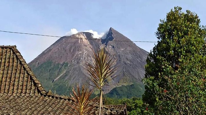 Cuaca di kawasan puncak Gunung Merapi di Klaten, Jawa Tengah, cerah pagi ini. Puncak gunung pun terlihat penuh tanpa kabut. Ini fotonya.