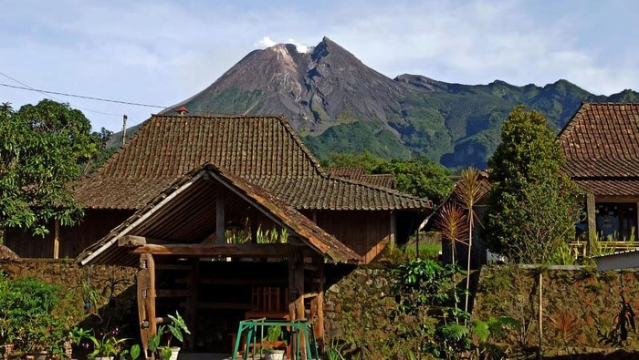 Penampakan Puncak Gunung Merapi yang Menawan Mata Pagi Ini Cuaca di kawasan puncak Gunung Merapi di Klaten, Jawa Tengah, cerah pagi ini. Puncak gunung pun terlihat penuh tanpa kabut. Ini fotonya.