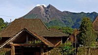 Cuaca di kawasan puncak Gunung Merapi di Klaten, Jawa Tengah pagi ini, Senin (29/11) sangat cerah. Puncak gunung terlihat penuh tanpa kabut.