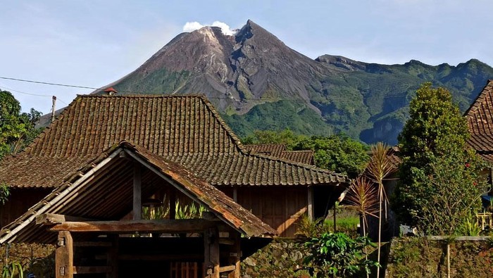 Cuaca di kawasan puncak Gunung Merapi di Klaten, Jawa Tengah, cerah pagi ini. Puncak gunung pun terlihat penuh tanpa kabut. Ini fotonya.