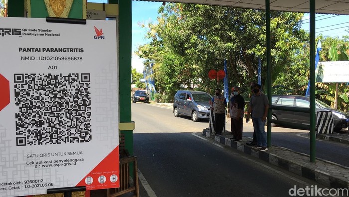 Penerapan scan barcode e-tiketing di pintu TPR Parangtritis.