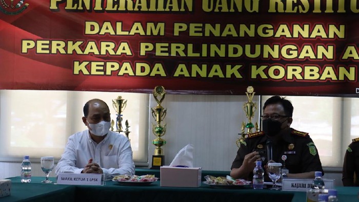 Penyerahan uang restitusi kepada korban pelecehan seksual di Kejari Depok