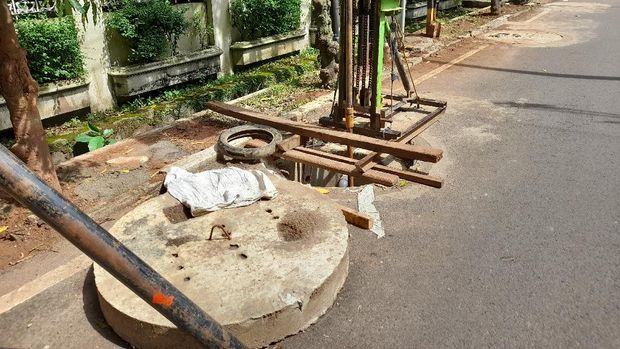 Perbaikan tutup drainase vertikal di Jl Intan, Cilandak Barat, Jakarta Selatan.