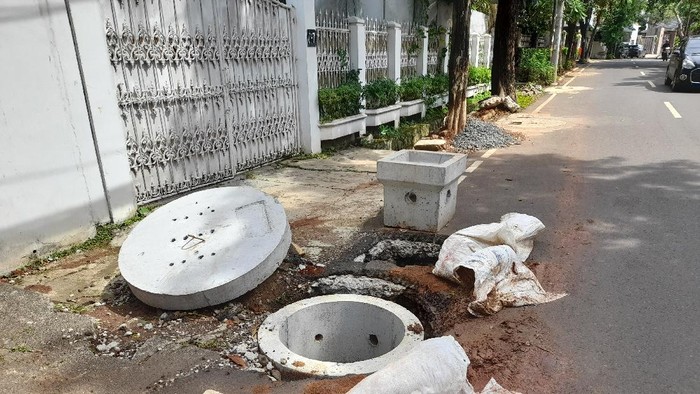 Perbaikan tutup drainase vertikal di Jl Intan, Cilandak Barat, Jakarta Selatan.