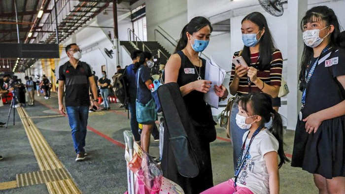 Kasus COVID-19 di Malaysia Ngegas, Warga Mulai Borong Masker