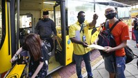 Seorang operator bus memeriksa tiket penumpang di terminal bus Larkin di Johor Bahru, Malaysia. (AP/Vincent Thian)