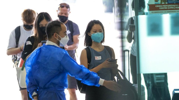Singapura dan Malaysia resmi membuka kembali perbatasan darat yang menghubungkan dua negara mereka pada Senin ini, 29 November 2021. Warga kedua negara yang sudah divaksinasi diperbolehkan saling melintas sejak perbatasan itu ditutup tahun lalu akibat pandemi Covid-19. (AP Photo/Vincent Thian)