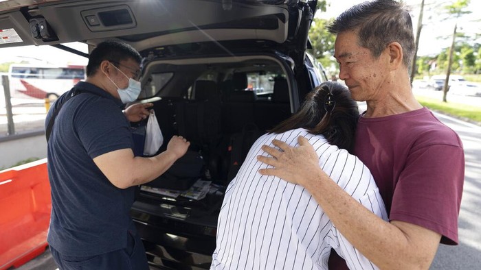Perbatasan Darat Malaysia-Singapura Dibuka Kembali Singapura dan Malaysia resmi membuka kembali perbatasan darat yang menghubungkan dua negara mereka pada Senin ini, 29 November 2021. Warga kedua negara yang sudah divaksinasi diperbolehkan saling melintas sejak perbatasan itu ditutup tahun lalu akibat pandemi Covid-19. (AP Photo/Vincent Thian)