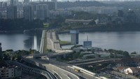 Bus-bus mengangkut penumpang yang divaksinasi penuh melintasi Jembatan Causeway yang menghubungkan pulau Singapura dengan semenanjung Malaysia, dengan langkah-langkah ketat termasuk tes COVID-19 pra-keberangkatan dan saat kedatangan. Lebih dari 350.000 orang melintasi Causeway setiap hari sebelum ditutup, kebanyakan orang Malaysia bekerja di Singapura karena nilai tukar yang menguntungkan. (AP/Vincent Thian)
