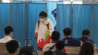 Salah satu penumpang keluar setelah tes PCR COVID-19 di terminal bus Larkin di Johor Bahru, Malaysia. (AP/Vincent Thian)