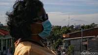 Penampakan Gunung Gede Pangrango terlihat pada pukul 08.00 WIB.