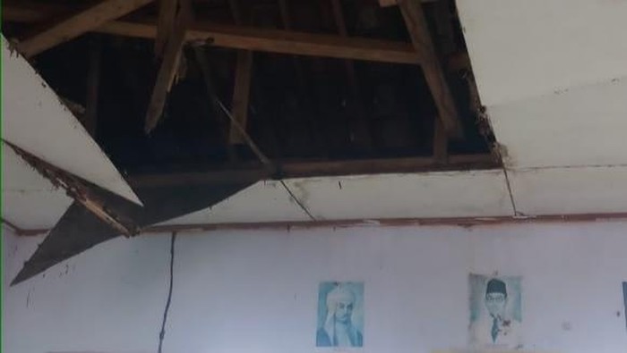 Plafon SD Pandeglang Ambruk