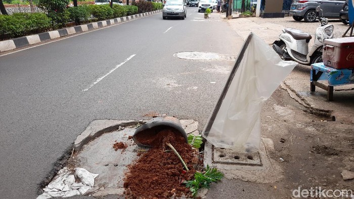 Pot di atas tutup drainase vertikal, Jl Karang Tengah, Pondok Labu, Cilandak, Jakarta Selatan. (Marteen Ronaldo/detikcom)