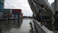 Menurut pekerja, banjir rob terjadi hampir setiap hari.